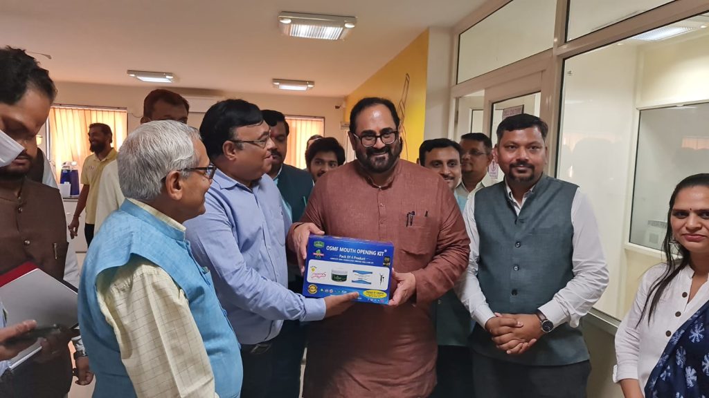 Dr Bharat Agravat with the Minister of State for Electronics and Information Technology